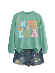 Detail von mintgrünem Sweatshirt mit Textaufdruck und zerrissenen Denim-Shorts für Damen