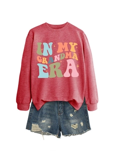 Nahaufnahme des roten Grandma Era Sweatshirts mit Vintage-Typografie und Jeans-Shorts