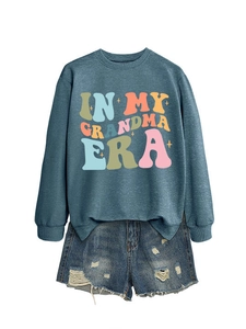 Dunkelblaues Sweatshirt mit 'IN MY GRANDMA ERA' Print und dazu passende Jeans-Shorts