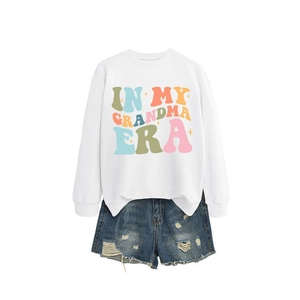 Weißes Sweatshirt mit farbigem 'In My Grandma Era' Aufdruck und Jeansshorts