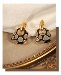 Detalle de pendientes vintage de esmalte geométrico con chapado en oro de 18 quilates