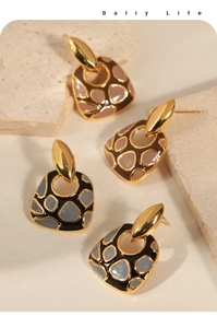Detalle de pendientes esmaltados de leopardo geométricos con baño de oro de 18 quilates