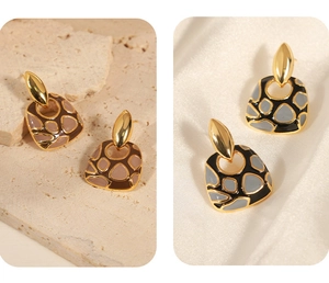 Detalle de pendientes geométricos bañados en oro de 18k con esmalte de patrón de jirafa