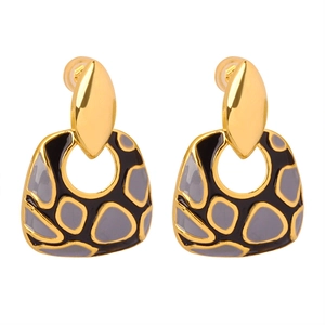 Pendientes geométricos bañados en oro con estampado de leopardo en esmalte gris y negro moderno