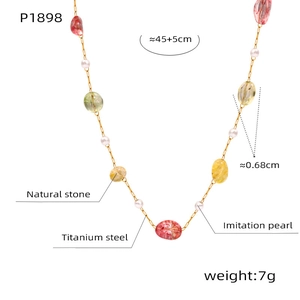 Détail du collier en acier titane avec pierres naturelles colorées et perles sur fond blanc
