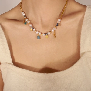 Luxuriöse Halskette mit goldenen Sternen, blauen Steinen und Süßwasserperlen für Damen