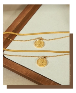 Vue détaillée du collier double couche plaqué or 18 carats avec pendentif médaille