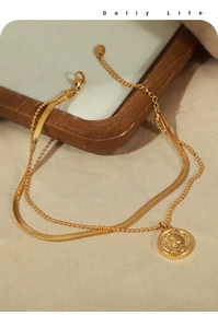 Détail de la chevillère double couche plaquée or 18 carats avec pendentif pièce et chaîne
