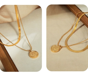 Détail de la chevillère double couche plaquée or 18K avec pendentif pièce de monnaie