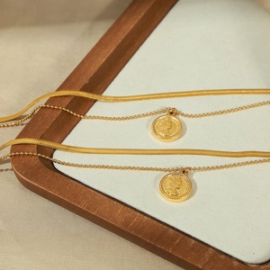 Bracelet de cheville double couche plaqué or 18K avec pendentif portrait et chaîne élégante