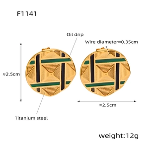 Technical dimensions of 2.5cm titanium steel gold earrings with green oil drip design