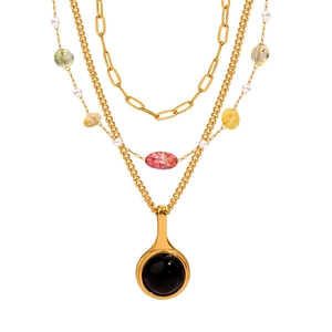 Collana a tre strati in acciaio dorato con pietre naturali, perle e ciondolo in onice nera