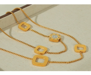 Makro-Detail einer goldenen geometrischen Halskette mit schimmernden Kristallen