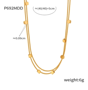Gros plan du collier double couche doré à perles avec mesures précises de taille et poids