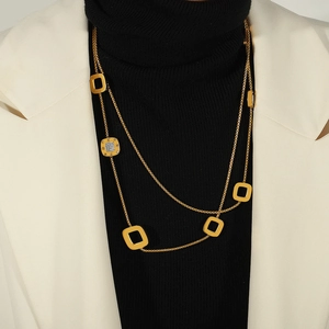 Elegante doppellagige geometrische Goldhalskette mit Anhängern aus Zirkonia-Kristallen
