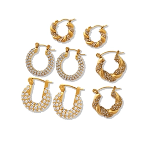 Lot de créoles torsadées dorées et boucles d'oreilles en U avec zircons brillants