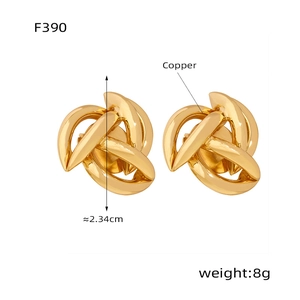 Detail of interlocking copper hoop earrings with 2.34cm height and gold finish