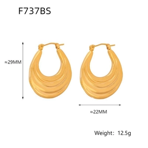 Detailed size chart of gold-plated U-shaped earrings with textured bag-style design