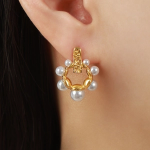 Boucles d'oreilles dorées style lave avec monture irrégulière et 7 perles élégantes pour femme