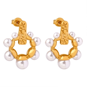 Boucles d'oreilles créoles dorées martelées avec perles blanches et style vintage chic