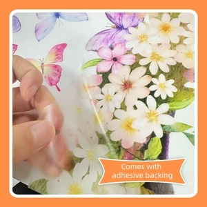 Détail de stickers muraux papillons fleuris montrant le support autocollant