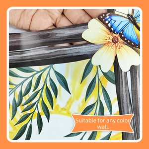 Détail de toile murale avec croix, fleurs jaunes et papillon bleu sur n'importe quel mur
