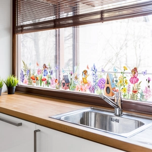 Tuinfee raamstickers met bloemen, vlinders en paddenstoelen op glasoppervlak