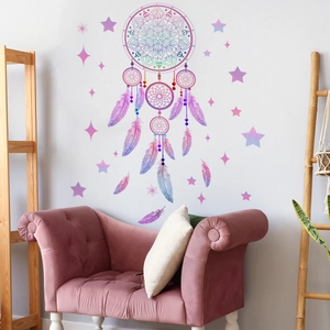 Sticker mural attrape-rêves bohème avec plumes violettes sur un canapé rose
