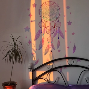 Sticker mural attrape-rêves mandala avec plumes roses et violettes pour chambre