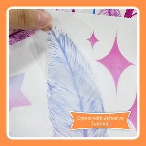 Détail du support autocollant du sticker mural plume avec un dégradé de violet rose