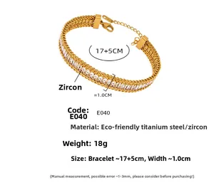 Dettaglio del bracciale in acciaio al titanio dorato con zirconi rettangolari e maglia a catena
