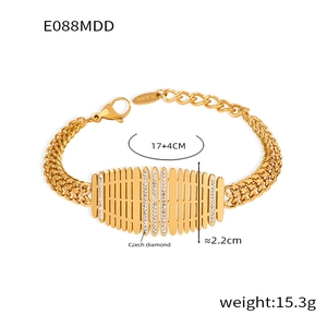 Détail d'un bracelet en acier inoxydable doré avec des cristaux tchèques et design en maille