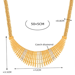 Dimensions détaillées du collier doré style vague serti de diamants tchèques sur fond blanc