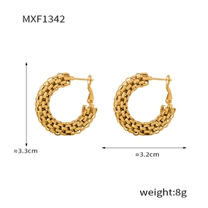 Vue détaillée des boucles d'oreilles créoles en C avec texture tressée et dimensions