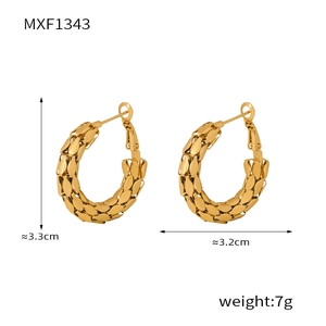 Vue détaillée de créoles en C dorées de 3,3 cm avec une texture tissée en écailles