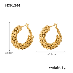 Détail montrant les dimensions des boucles d'oreilles dorées en C avec texture