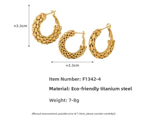 Détail de boucles d'oreilles C en acier titane doré 3,3 cm avec texture en écailles