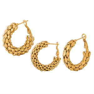 Boucles d'oreilles créoles plaquées or en acier avec motifs perles, maille et écailles