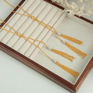 Lange kwastjesketting met gouden afwerking en zirkoon-inleg in luxe geschenkdoos