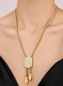 Details einer vergoldeten sechseckigen Halskette mit Zirkon-Inlay und klobiger Kordelkette