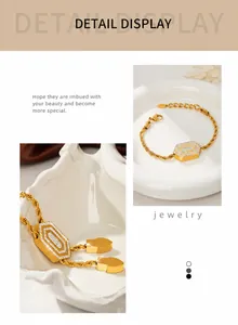 Makro-Detail des goldenen Hexagon-Zirkonia-Armbands mit Karabinerverschluss und Quaste