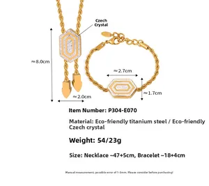 Detail von verstellbarem Goldschmuck-Set aus Titanstahl mit hexagonalen Zirkonia-Anhängern