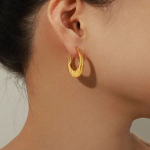 French vintage style gold-plated C-shaped hoop earrings with star engraved patterns