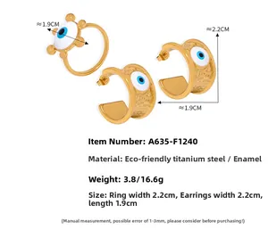 Makro-Detail des vergoldeten Evil Eye Schmucksets mit Hammerschlag-Textur auf Titanstahl