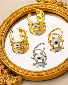 Detail von Vintage Evil Eye Ringen und Hammerschlag-Ohrringen auf goldenem Tablett