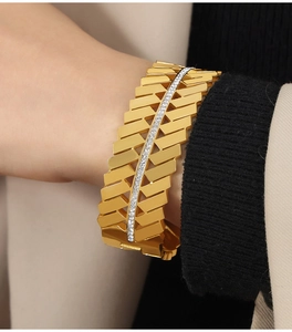 Detalle macro de pulsera geométrica en oro de 18k con diamantes brillantes