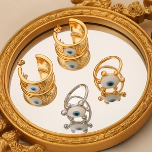 Goldenes Teufelsauge Schmuckset mit Hammerschlag-Ohrringen und Ringen auf Spiegel