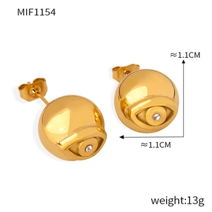 Gros plan des boucles d'oreilles œil de démon dorées avec cristaux, 1,1 cm et 13g