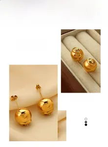 Détail de boucles d'oreilles sphériques plaquées or 18 carats avec accents zircons