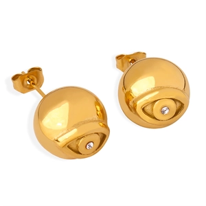 Boucles d'oreilles boules dorées œil protecteur serties de zircon sur fond blanc